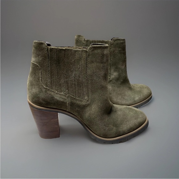 Crevo Kate Sage Bootie Women Size 9.5 Suede Leather Chelsea Boot NWOB - Picture 1 of 9